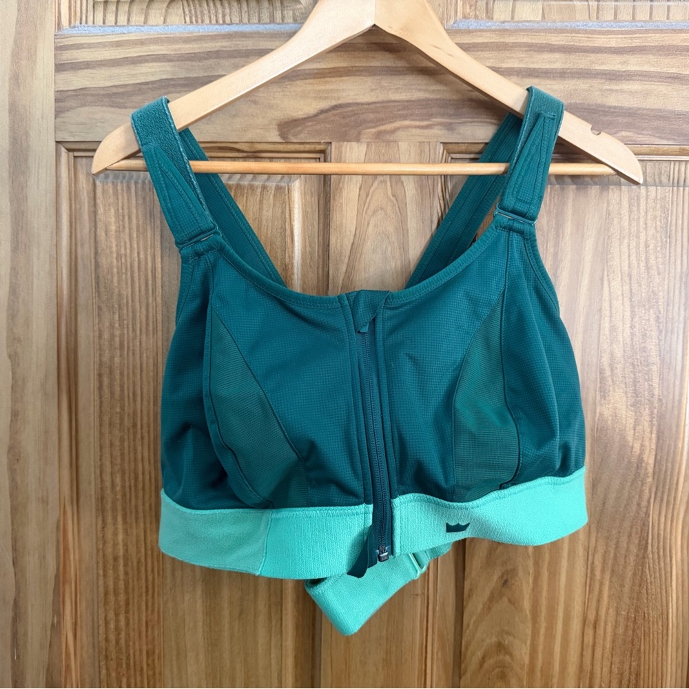 SHEFIT Ultimate Sports Bra in Conquer Green 3Luxe